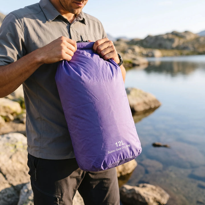 Solidny Dry Bag z systemem rolltop, idealny do przechowywania sprzętu turystycznego i sportowego.