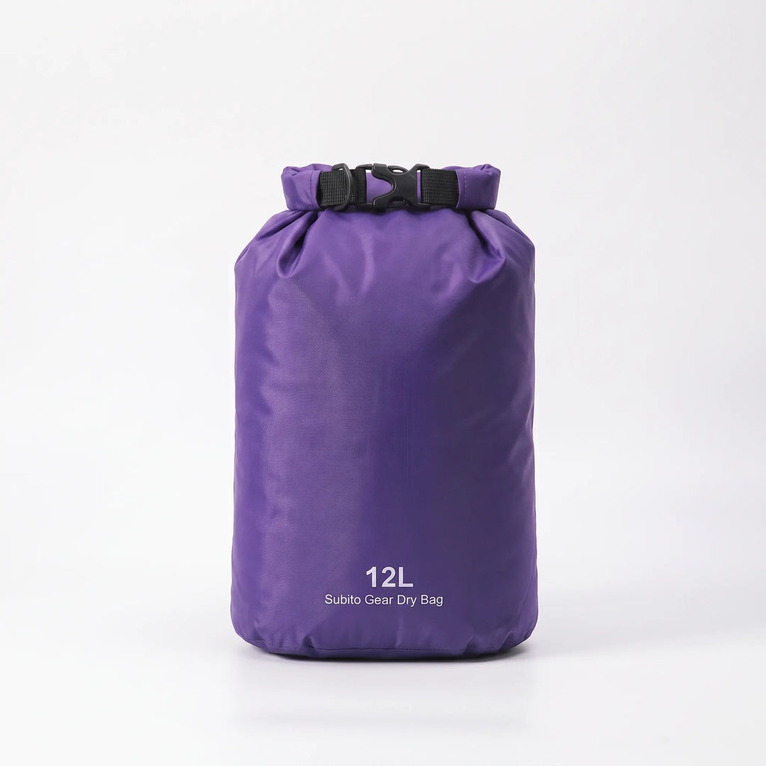 Worek Dry Bag z rolltopem, idealny na kemping, chroni ubrania i elektronikę przed wilgocią.